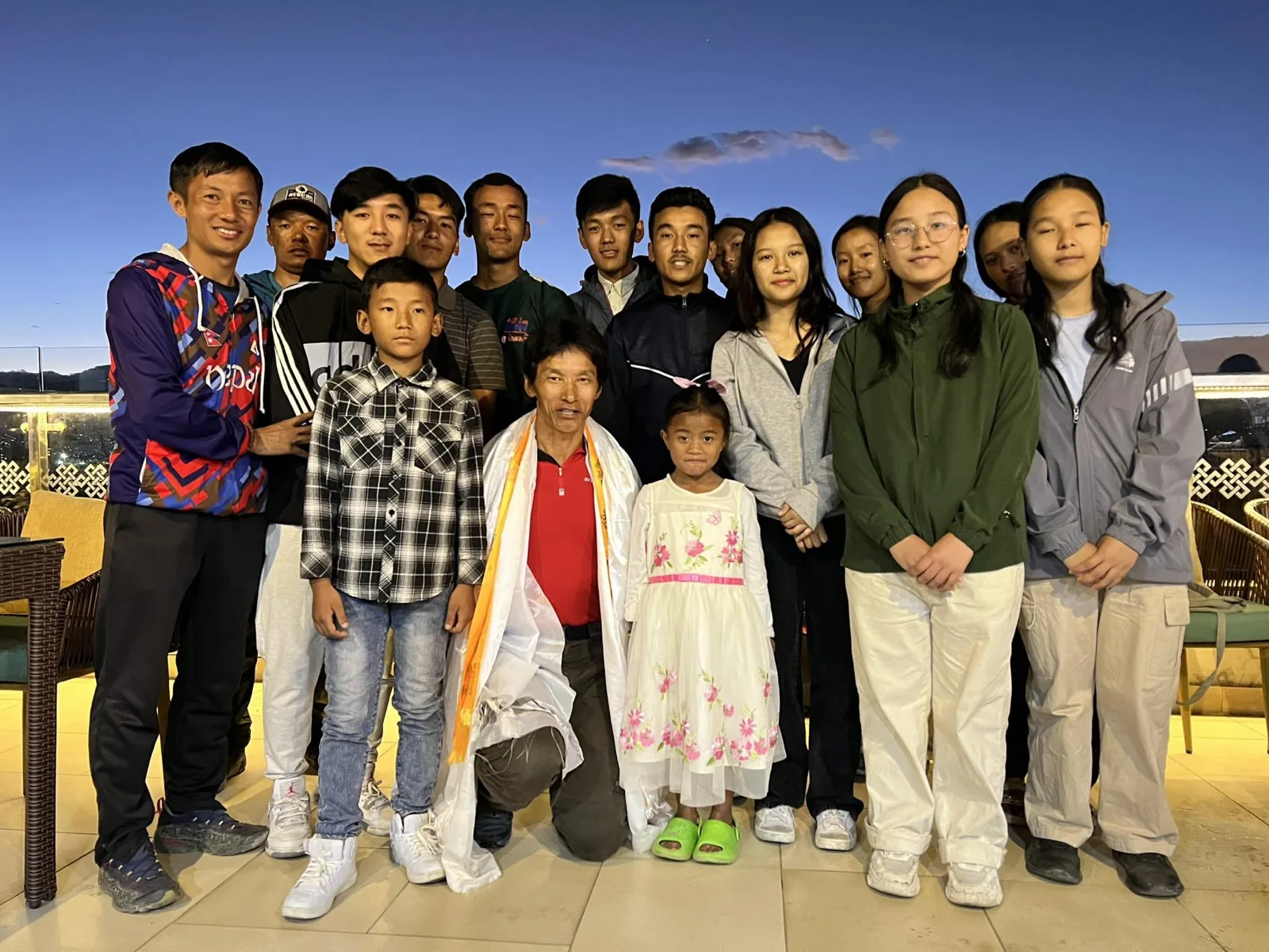 Dawa Dachhiri Sherpa entouré de jeunes soutenus par l'association, à Kathmandu