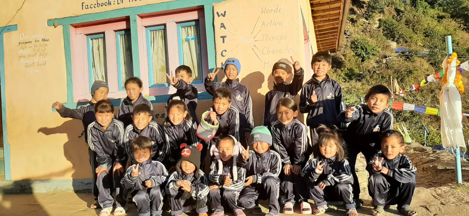 Les enfants du pensionnat de Chhulemu réunis devant le bâtiment