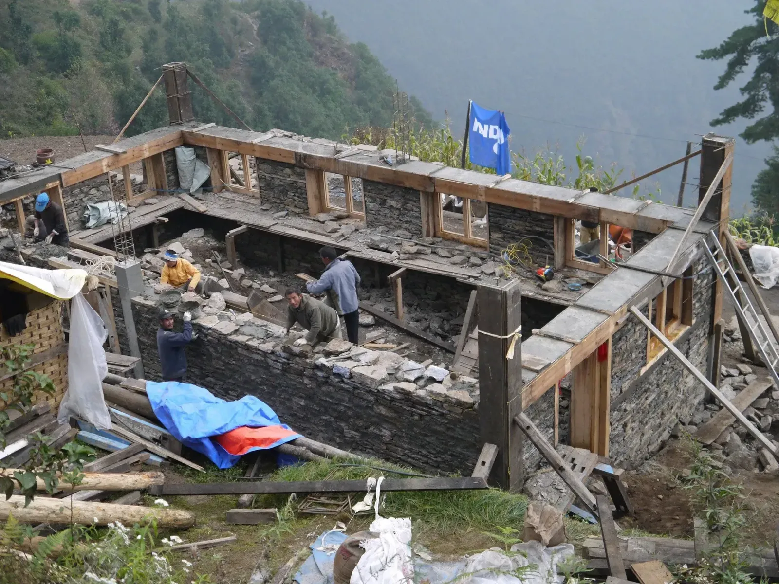 Maison reconstruite après le séisme dans la vallée du Solukumbu